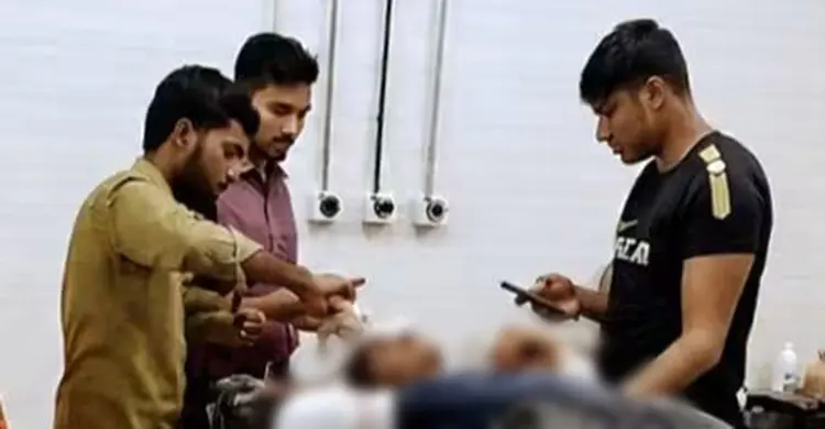 গভীর রাতে ঘরে ঢুকে প্রেমিকার কবজি বিচ্ছিন্ন করলেন প্রেমিক
