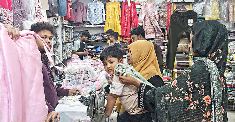 মেহেরপুরে কেনাকাটার ধুম, নতুন অর্ডার বন্ধ দর্জিবাড়িতে