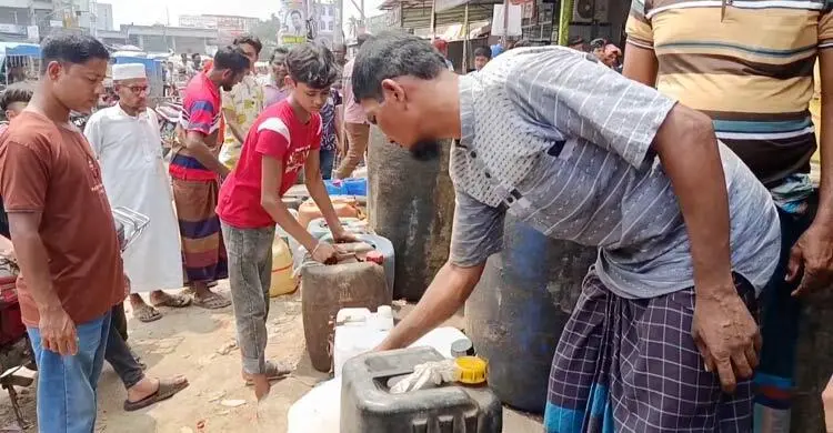 ডিলার পর্যায়ে বিক্রি হচ্ছে ডিজেল, দীর্ঘ ভোগান্তি শেষে স্বস্তিতে কৃষক