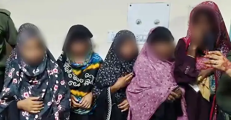 পকেটমারের অভিযোগে ৬ নারী আটক