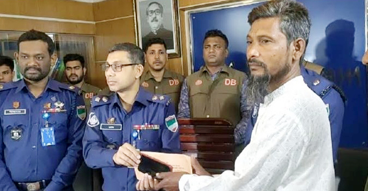 মেহেরপুরে হারানো ৫৪ ফোন উদ্ধার করে দিলো পুলিশ