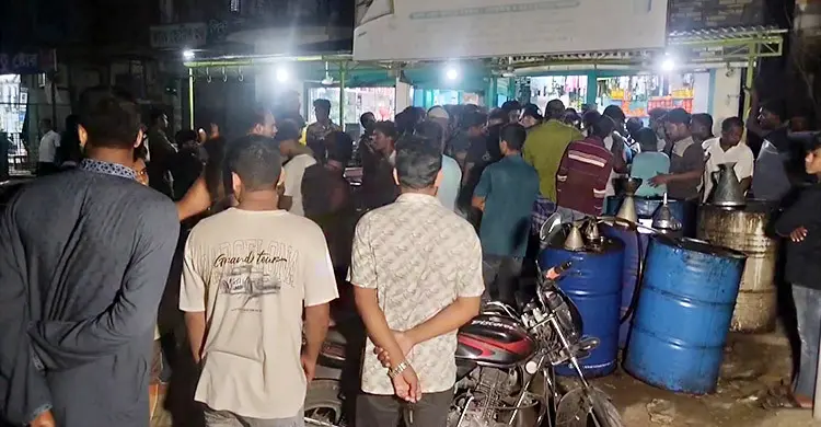 বেশি দামে ডিজেল বিক্রিতে জরিমানা, জব্দ তেল সরকারি মূল্যে পেলেন কৃষক