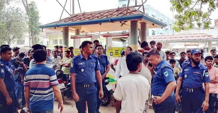 সিরিয়াল ভেঙে তেল নিতে বাধা, ফিলিং স্টেশনে হামলা-ভাঙচুর