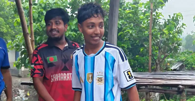দুধ দিয়ে গোসল করে ব্রাজিল ছেড়ে আর্জেন্টিনার সমর্থক হলেন তরুণ
