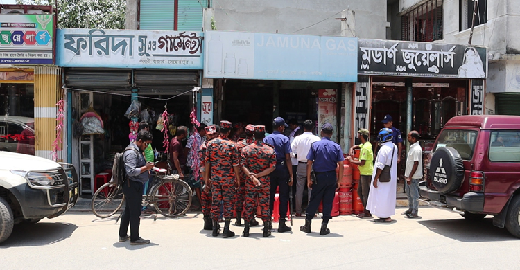 গ্যাস সিলিন্ডার মজুতের শর্ত ভঙ্গ, দুই ডিলারের জরিমানা