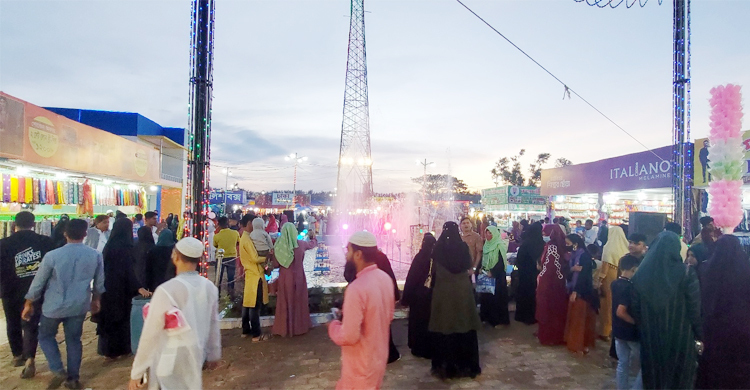 দিনে সমুদ্র দর্শন, রাতে জমজমাট বাণিজ্যমেলা