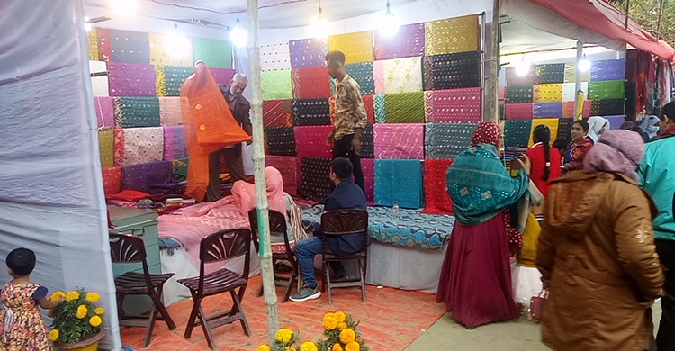 কারুশিল্প মেলায় ক্রেতা-দর্শনার্থীদের আকর্ষণ জামদানি