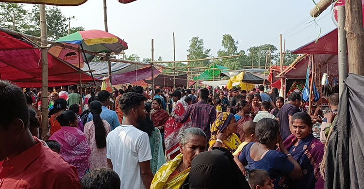 আড়াইশ বছরের পুরোনো ইছামতির মেলায় প্রাণের উৎসব