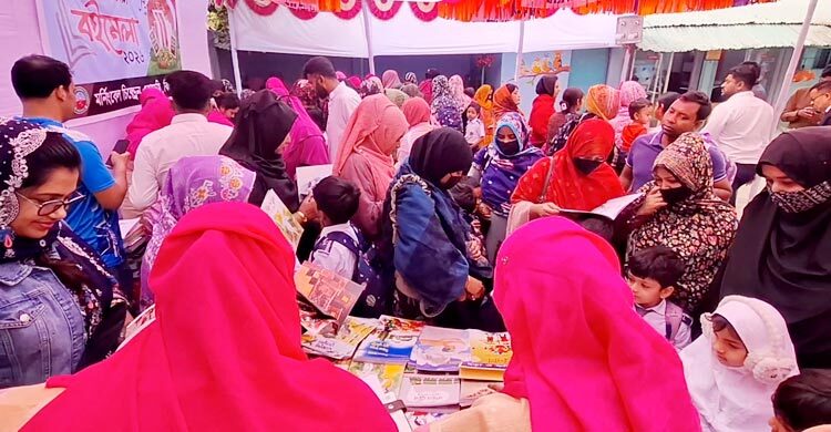বইমেলায় খুদে শিক্ষার্থীদের প্রাণের উচ্ছ্বাস
