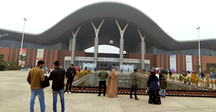 দ্বিতীয় দিনে দর্শনার্থী থাকলেও বেচা বিক্রি কম