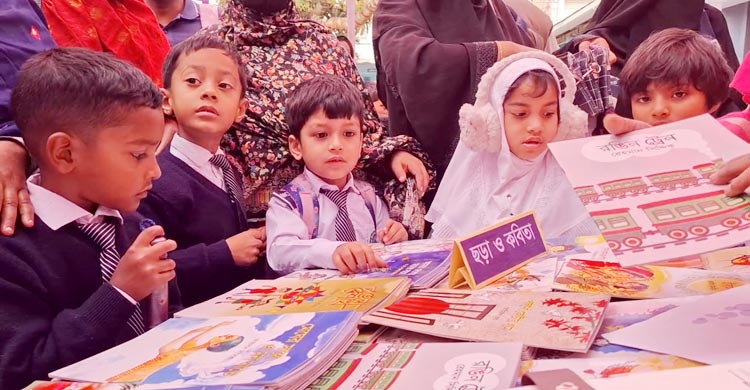 বইমেলায় খুদে শিক্ষার্থীদের প্রাণের উচ্ছ্বাস