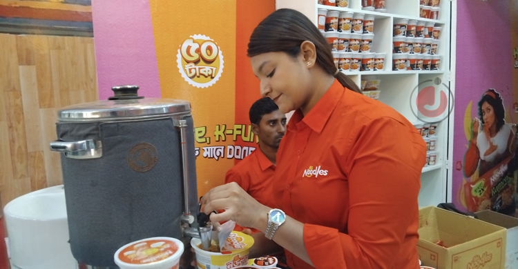 মি. নুডলসে বিভিন্ন অফার, প্যাভিলিয়নে উপচেপড়া ভিড়