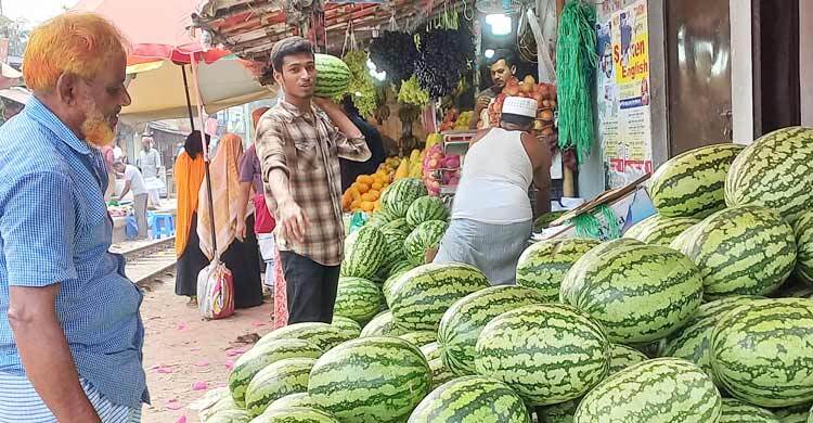 ‘ছোট সাইজের তরমুজ ৪০০ টাকা হয় কী করে?’
