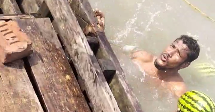 নদীর স্রোতে ভেসে যাচ্ছে বিপুল পরিমাণ তরমুজ