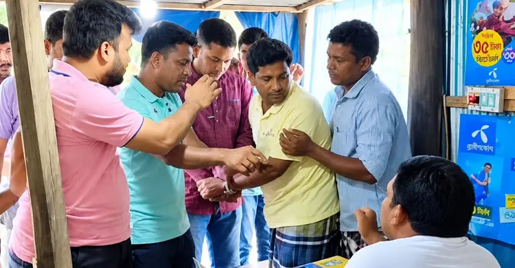 ইউপি সদস্যের বিরুদ্ধে টাকা আত্মসাতের অভিযোগ, ১২ সিম ঘিরে উত্তেজনা