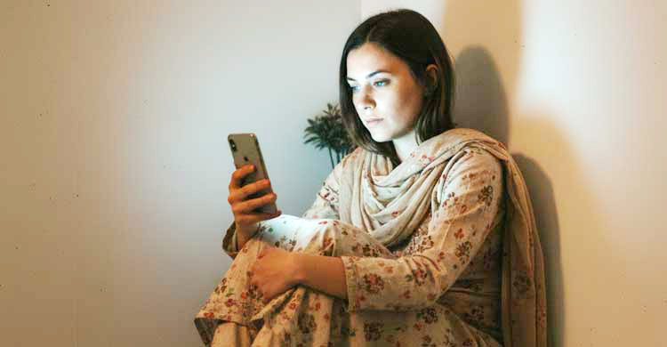 জীবন তুচ্ছ মনে হয় মীমের, কী করবে সে