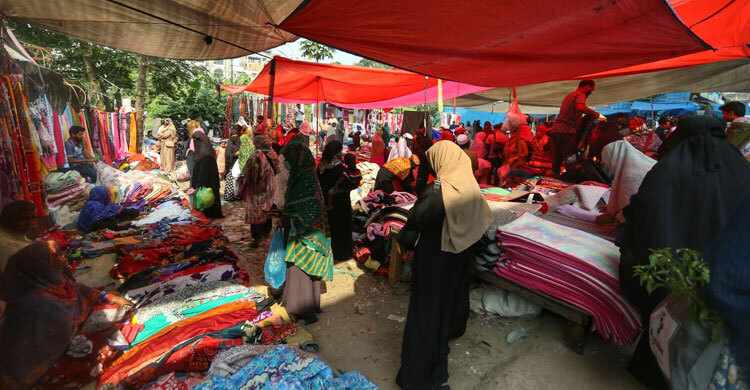 যে হাটে সংসারের গল্প বিক্রি হয় রঙিন পসরা সাজিয়ে