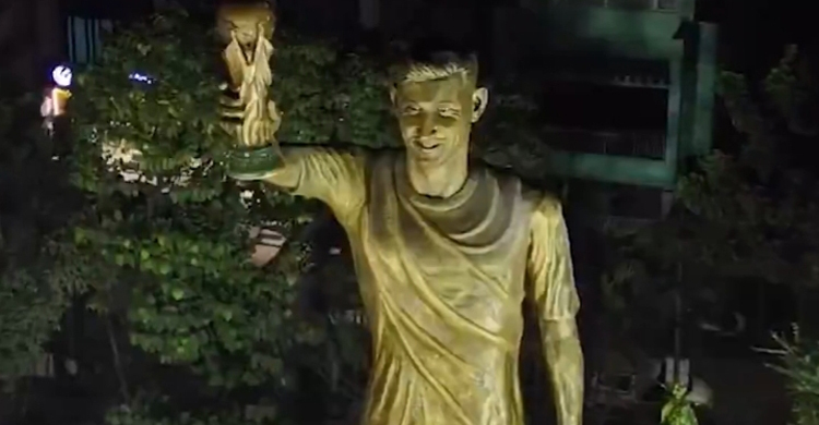 কলকাতায় উদ্বোধনের পর থেকেই মেসির ভাস্কর্য নিয়ে ট্রোল