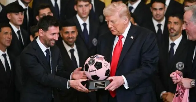 প্রথমবার হোয়াইট হাউজে মেসি, ট্রাম্পকে দিলেন উপহার