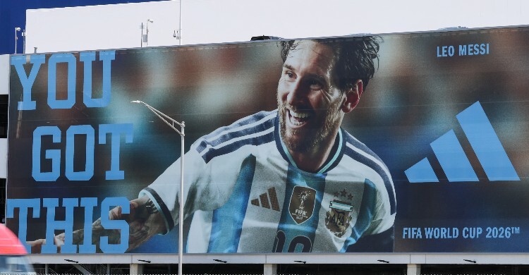 কীভাবে বিলিয়নিয়ার হলেন মেসি, তিনি কি এখন রোনালদোর চেয়েও ধনী?