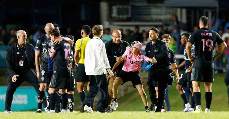 পুয়ের্তো রিকোয় দর্শকের ধাক্কায় মাটিতে পড়লেন মেসি