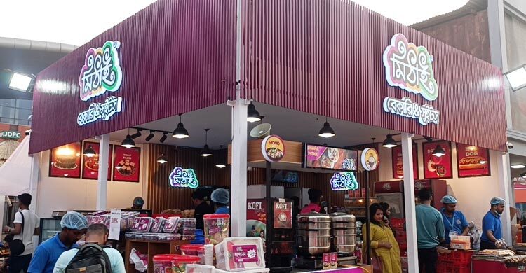 বাণিজ্যমেলায় ভোজনরসিকদের চাহিদা মেটাচ্ছে মিঠাই
