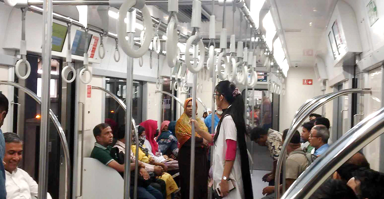 যাত্রী বোঝাই করে উত্তরা থেকে মতিঝিল গেলো প্রথম মেট্রো