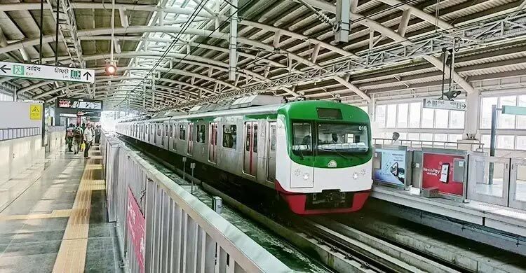 ৩০ মিনিট বন্ধ থাকার পর চালু হলো মেট্রোরেল