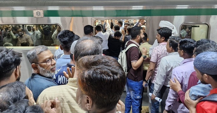 ইফতারের আগে মেট্রোরেলে উপচেপড়া ভিড়