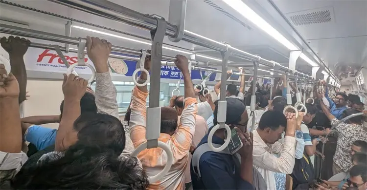 মেট্রোতেই স্বস্তি দেখছেন যাত্রীরা