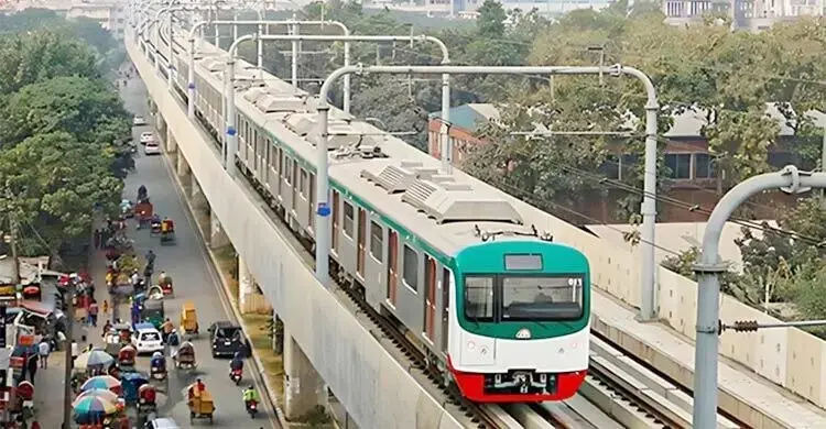 মেট্রোরেলের তারে কাপড়, ৪০ মিনিট মতিঝিল-উত্তরা রুটে যাত্রী পরিবহন বন্ধ