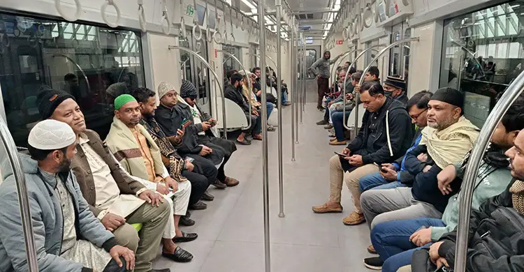 ঢাকায় নেমেই মেট্রোরেলে জানাজাস্থলে যাচ্ছেন নেতাকর্মীরা