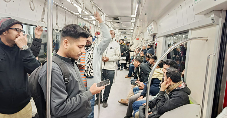 ঢাকায় নেমেই মেট্রোরেলে জানাজাস্থলে যাচ্ছেন নেতাকর্মীরা