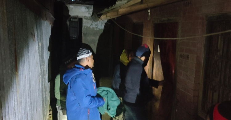 কম্বল নিয়ে মানুষের দ্বারে দ্বারে ঘুরছেন মেয়র