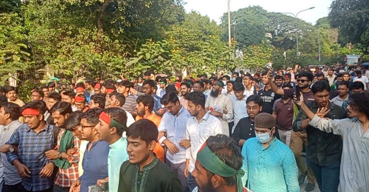 শেখ হাসিনার ফাঁসির রায়ে ঢাবিতে আনন্দ মিছিল