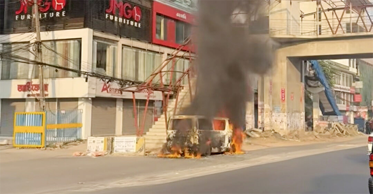 উত্তরায় মাইক্রোবাসে আগুন