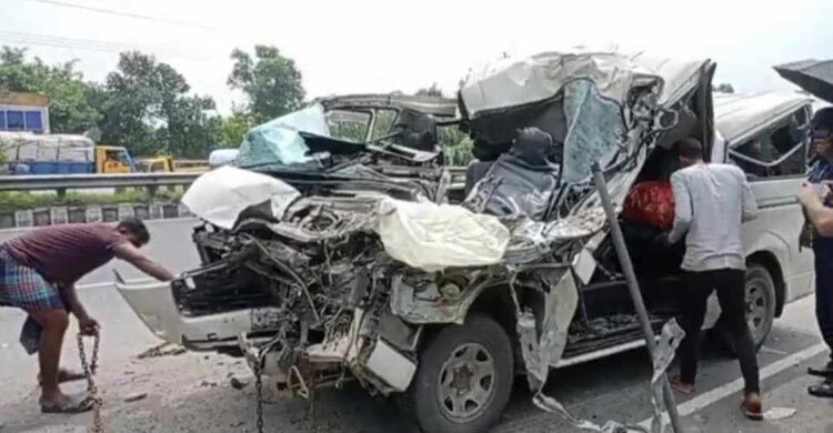 Father, two sons killed as microbus crashes into stationary truck