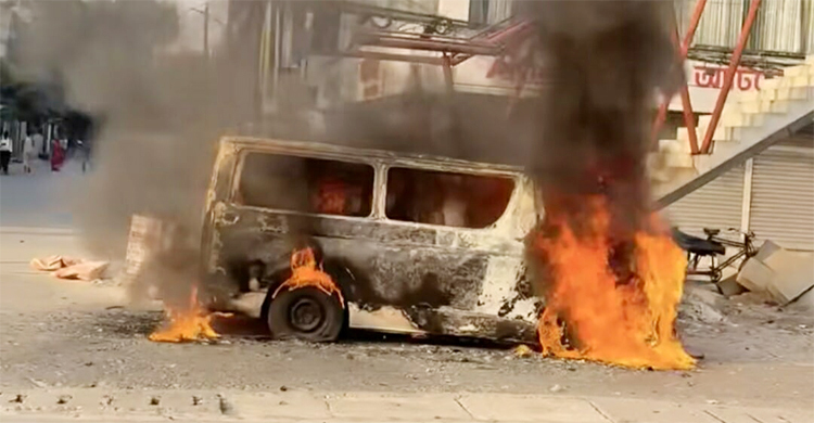 উত্তরায় মাইক্রোবাসে আগুন