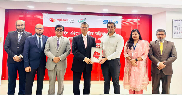 কড়াইল বস্তির ক্ষতিগ্রস্তদের অর্থ সহায়তা দিলো মিডল্যান্ড ব্যাংক