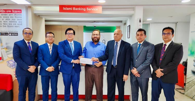 চেক তুলে দিলো প্রগতি ইন্স্যুরেন্স-মিডল্যান্ড ব্যাংক