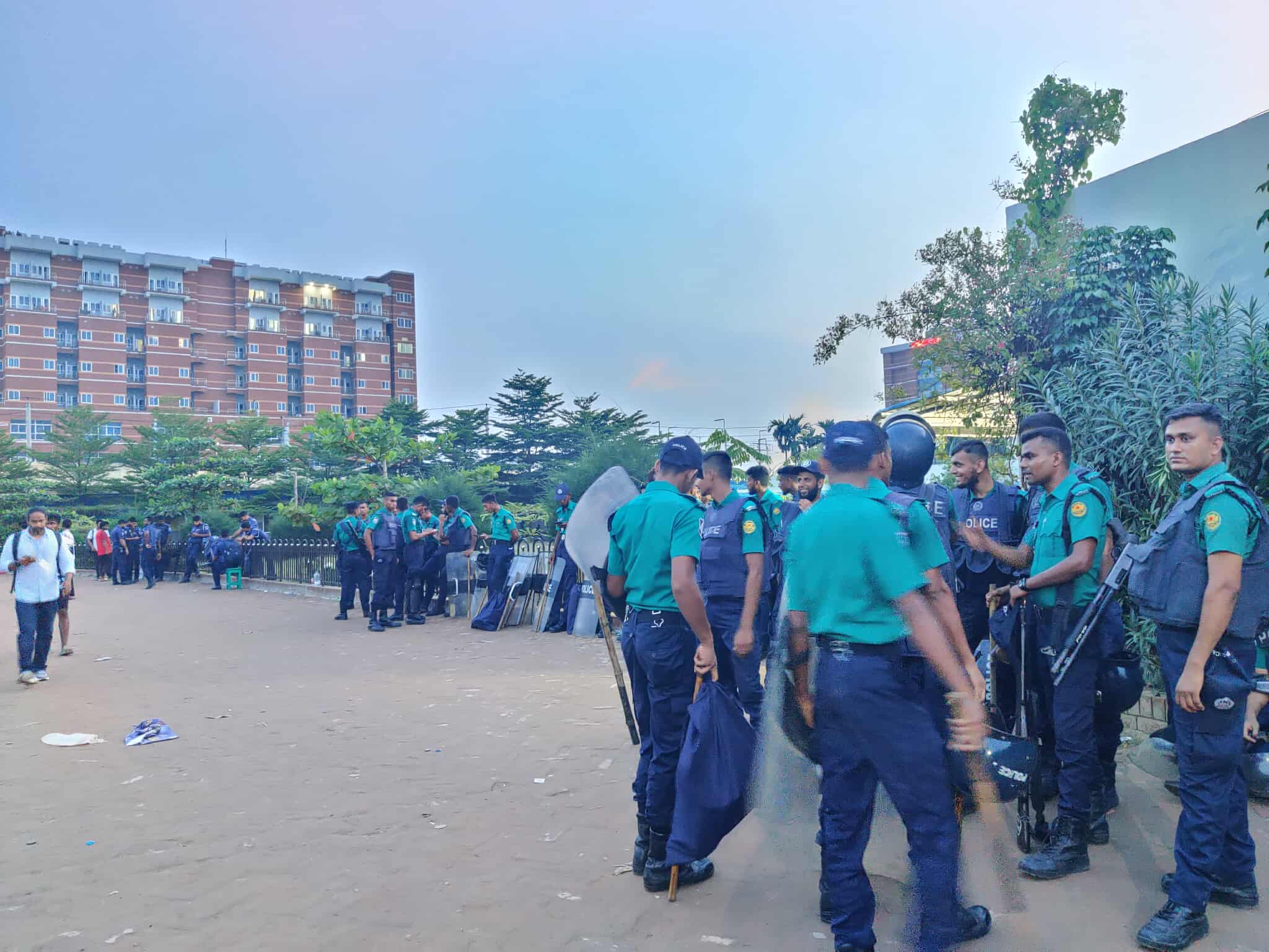 আরও পড়ুন  আহতদের প্রয়োজনে দেশের বাইরে পাঠানো হবে: আসিফ নজরুল বিমান বিধ্বস্তে নিহত বেড়ে ৩১