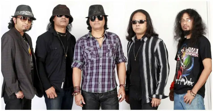 খালেদা জিয়া নিজেই খাবার তুলে দিলেন তাদের