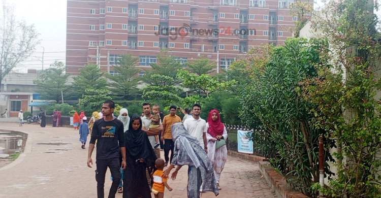 মাইলস্টোন ট্র্যাজেডি: দূর দূরান্ত থেকে পোড়া ভবন দেখতে আসছে মানুষ