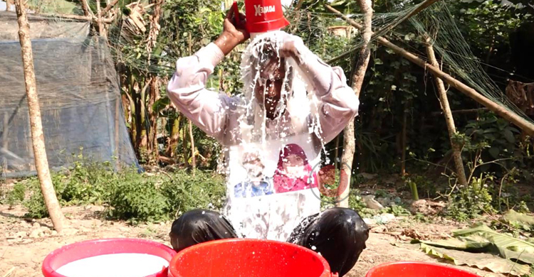 স্ত্রীর সঙ্গে বিচ্ছেদের পর এক মণ দুধ দিয়ে গোসল করলেন ইজিবাইকচালক