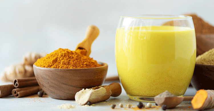 রাতে ভালো ঘুমের জন্য পান করুন এক গ্লাস হলুদ দুধ
