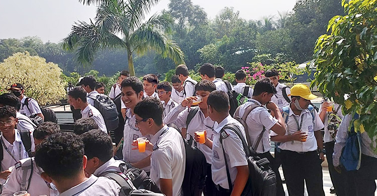 কষ্টগুলো নীল জলে ভাসিয়ে দিলাম, বললো মাইলস্টোনের শিশুরা