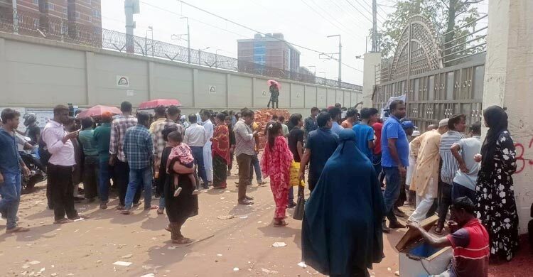 মাইলস্টোনের বাইরে আজও কৌতূহলী মানুষের ভিড়