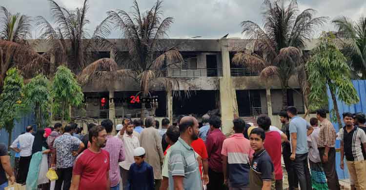 উৎসুক মানুষ ঠেকাতে হিমশিম, ক্লাস শুরু নিয়ে দ্বিধায় কর্তৃপক্ষ