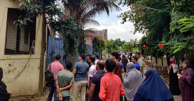 উৎসুক মানুষ ঠেকাতে হিমশিম, ক্লাস শুরু নিয়ে দ্বিধায় কর্তৃপক্ষ