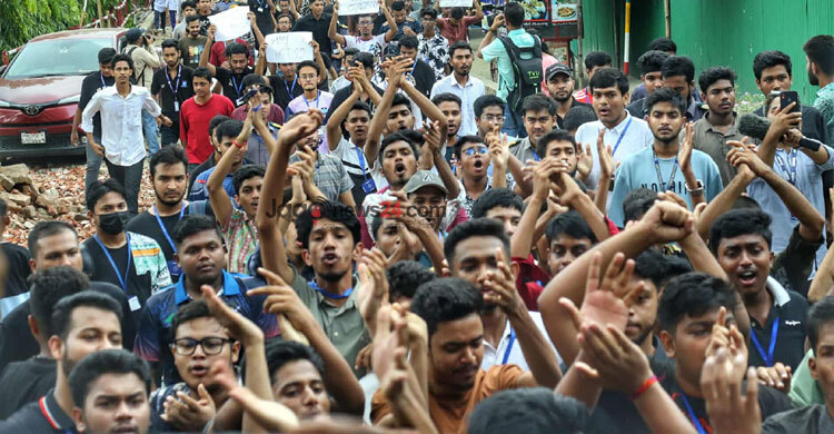 ৬ দফা দাবিতে উত্তাল মাইলস্টোন কলেজ